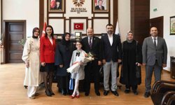 Rektör Çakmak'tan 23 Nisan jesti: Koltuk Asya Mina'ya emanet