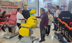 Rektör Özölçer, Türkiye'nin en büyük sağlık fuarına katıldı