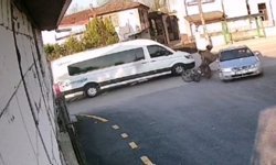 Sağdan sollayan motosikletli otomobile çarptı: Kaza anı kameraya yansıdı