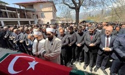 Saldırıda öğrencilerine siper olan öğretmen, gözyaşlarıyla son yolculuğuna uğurlandı