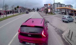 Samsun'da aniden çimento yüklü tırın önüne çıkan otomobil yürekleri ağza getirdi