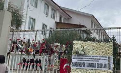 Samsunspor Taraftar Grupları, Ayser Çalık Ortaokulu'na çelenk bıraktı