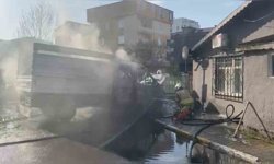 Sancaktepe'de kamyonet alev alev yandı