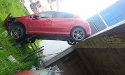 Şarampole uçan otomobil dik kaldı: 1 yaralı