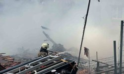 Sarıyer'de alev alev yanan gecekondu kullanılamaz hale geldi