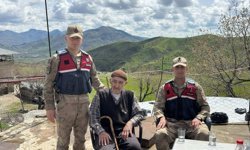 Sason'da jandarma köy okullarını gezdi, yaşlılarla buluştu