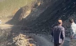 Sason'da köy yolunda heyelan