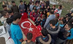 Şehit Mete Okur adını taşıyan okulun öğrencileri tarafından mezarı başında anıldı