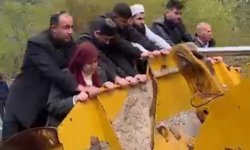 Sel yol vermeyince cenaze iş makinesiyle taşındı