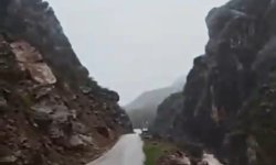 Şemdinli'de dev kaya parçası yolu ulaşıma kapattı