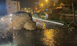 Şemdinli'de yola dev kaya parçaları düştü