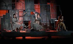 'Sen İstanbul'dan güzelsin' oyunu Manisalıları büyüledi