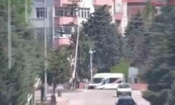 Servis minibüsü kaldırıma çarparak durağı yere serdi: İki genç kızın saniyelerle kurtulduğu kaza anı kamerada