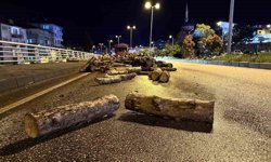 Seyir halindeki kamyonun damperi aniden kalktı, odunlar yola döküldü