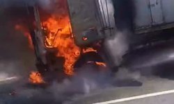 Seyir halindeki tır alev alev yandı