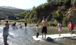 Sıcak havadan bunalan çocuklar derede serinledi