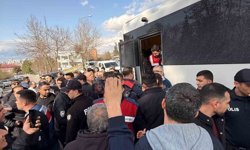 Siirt'te annesinin cenaze törenine katılan Fadıl Akgündüz ile ekipler arasında tartışma