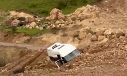 Siirt'te heyelan: Minibüs mahsur kaldı