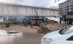 Siirt'te tıra yüklü 50 metrelik köprü kirişi kavşakta takılı kaldı: Yol saatlerdir ulaşıma kapalı