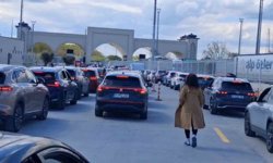 Sınır kapısında 23 Nisan yoğunluğu: Saatlerdir karşıya geçmeyi bekliyorlar