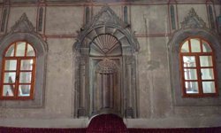 Sosyal medyada gündeme gelmişti, tarihi mihrabına çakılan floresan lamba söküldü