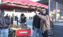 Sosyal Medyada yabancı turistlerin ilgi odağı olan kestaneci Alper Temel 'Amacım İstanbul'un ruhunu güzelliğini göstermek'