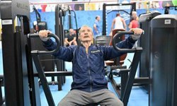 Spor tutkunu 86 yaşındaki 'süper dede', gençlere taş çıkartıyor