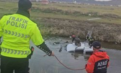 Su dolu kanala gömülmüş araç ekipleri alarma geçirdi