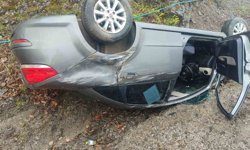 Takla atan otomobilden yara almadan kurtuldu