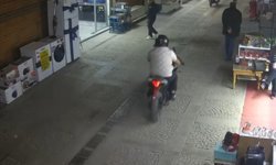 Tarihi çarşıda motosiklet kazası: Yayaya çarpıp kaçtı