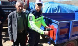 Tarla bahçe sezonu başlarken jandarmadan traktör kazalarına reflektörlü önlem