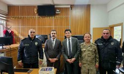 Tatvan Adliyesi'nde polislere sürpriz kutlama