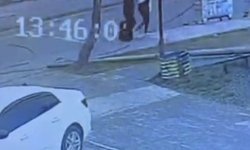 Tatvan'da faciadan dönüldü: Telefon direği az kalsın yoldan geçen 2 kişinin üzerine düşecekti