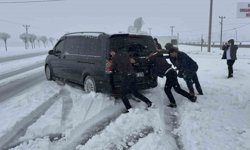 Tatvan'da nisan ayında şehir beyaza büründü