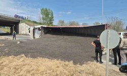 Tekirdağ'da ayçiçeği çekirdeği yüklü tır devrildi, trafik kilitlendi