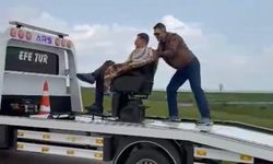 Tekirdağ'da görenler şaşırdı : Müşterisini çekici üzerinde traş etti