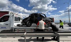 TEM'de otomobil yön levhasına saplandı: 1 kişi yaralandı