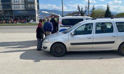 Ters yönden gelen hafif ticari araç motosikletle çarpıştı: 1 yaralı