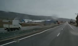 Ters yöne giren kamyonetin tehlikeli yolculuğu kameraya yansıdı