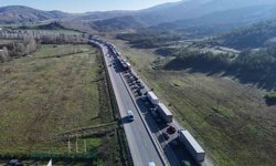 Tır devrildi, Kayseri-Sivas yolunda uzun araç kuyruğu oluştu