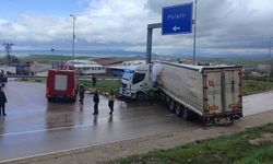 Tır refüje çarptı: 1 yaralı