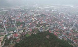 Tokat'ta toprak kayması nedeniyle 13 dairenin tahliye edildiği bölge dron ile görüntülendi