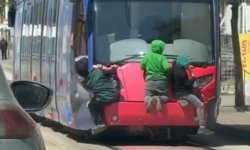 Tramvayın arkasına tutunan çocuklar yürekleri ağza getirdi