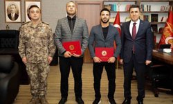 Tunceli'de boğulma tehlikesi geçiren çocuğu kurtaran polisler ödüllendirildi