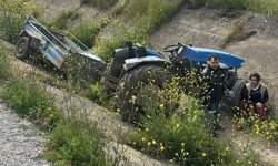 Turgutlu'da ön lastiği fırlayan traktör takla attı: 2 yaralı