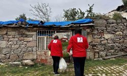Türk Kızılay Manisa, 3 mahallede gıda kolisi dağıttı