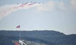 'Türk Yıldızları' Çanakkale semalarında nefesleri kesti