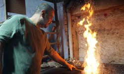 Üç kuşaktır ateşe ve örse hayat veren kalaycı ailesi mesleğin geleceğinden endişeli