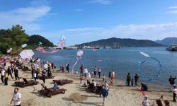 Uçurtmalar gökyüzünü, çocuklar da Burunucu'nu renklendirdi