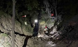 Uçuruma yuvarlanan 3 kişi operasyonla kurtarıldı